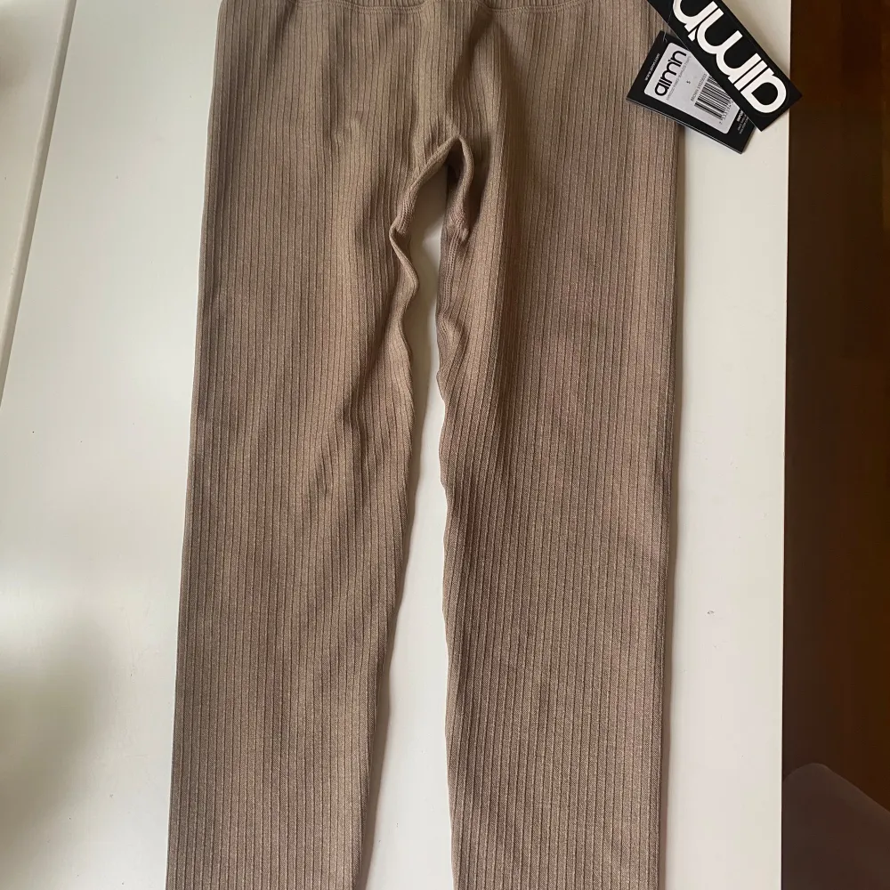 Aim’n tights som är helt nya med lapp kvar. Köpte dem för 599 för ganska länge sedan men har inte använt dem.  Storlek S  De är ribbade och ljusbruna. Seamless men med en söm i rumpan 😃. Jeans & Byxor.