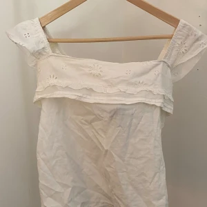 Supersöt vit topp - En egensydd vit topp i storlek xs. Ärmarna ser på bilden väldigt ojämna ut, men inget som tänks på när man när dem (pga resoren som töjs ut)💕