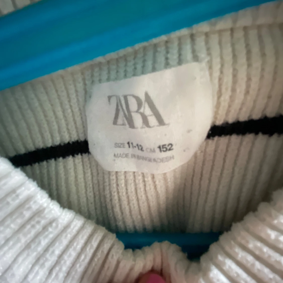 Vit och svart randig stickad tröja - 93