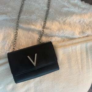 Valentino väska, helt ok skick - Ok skick, svart, Valentino väska liten, använd lite men legat ett tag!