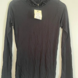 Oanvänd blus från NOA NOA  - Svart enkel blus från NOA NOA! Helt oanvänd och pris lappen sitter kvar❣️ ny pris 449 kr så där av priset