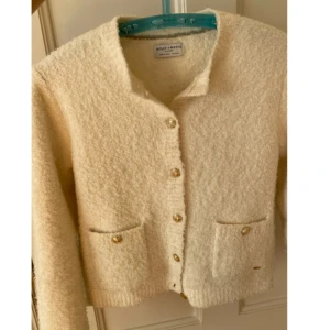 Vit kofta med guldknappar! - INTRESSEKOLL på denna superfina kofta från Holly & white (Lindex) med guldfärgade knappar. Pris kan diskuteras, och kan skicka fler bilder 🤗