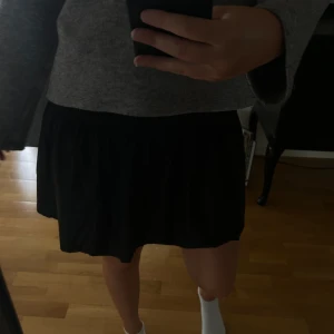 Skinnkjol  - Svart skinnkjol som är perfekt nu inför hösten! Den är från Gina Tricot Young strlk 146/152 (passar mig som är s/34-36) Defekt på bild 3, går säkert att sy eller sätta säkerhetsnål💕 INGET SOM SYNS VID ANVÄNDNING!