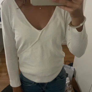 Stickad tröja - Vit finstickad kofta❣️Aldrig använd, hör av er för fler bilder! Priset går att diskutera. Köparen står för frakten💓