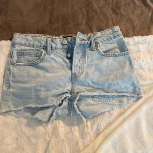 Blå jeans shorts, lager 157 - Slitna längst ner annars bra