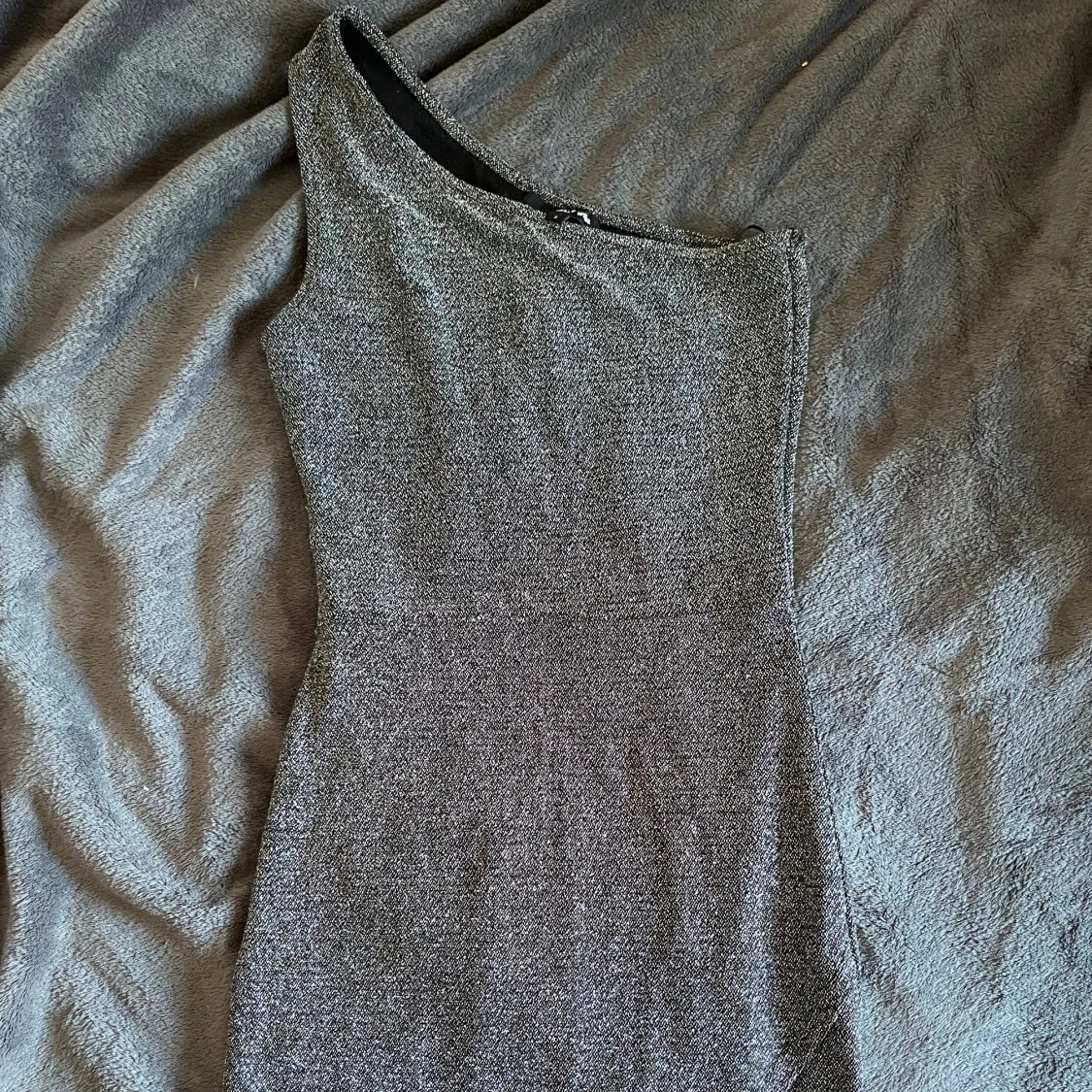 Glittrig oneshoulder klänning - 91