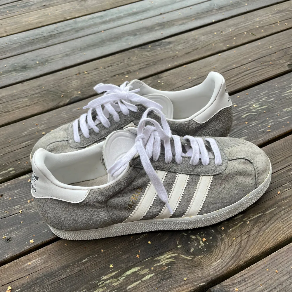 Ett par gråa adidas Gazelle. Inga stora defekter. Nypris: 1259kr (adidas hemsida). Storlek 42 men sitter som 41. Skor.