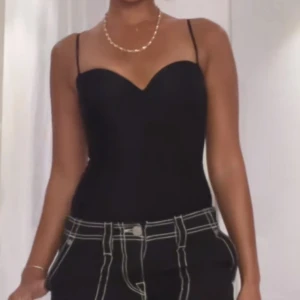 Body - Säljer denna super snygga slutsålda bodyn från h&m då den endast kommit till användning 1 gång,nyskick. (Lånad bild), storlek 75A passar mig som normalt bär storlek XS/S. Skriv vid intresse eller frågor 💕