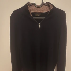 Kashmir half zip - En half zip hoddie som innehåller Kashmir och ylle från Massimo dutti Storlek xs, inget tecken på användning Pris kan diskuteras vid snabb affär