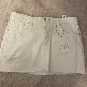 Vit kjol  - Vit minikjol med snygga slits! Mid/low waisted fit. Helt oanvänd med prislapp och allt kvar! Supersnygg pris går att diskutera. 🥰skriv för bilder på från zaras hemsida!