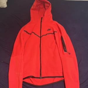 Nike tech fleece - Helt ny skick, använd bara 2-3 gånger Helt ny kostar runt 1400