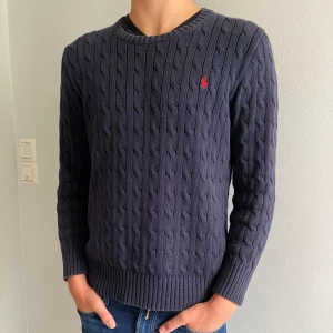 Ralph lauren stickad tröja - Säljer nu denna Ralph lauren tröjan på grund av att den har börjat bli för liten | Hög kvalite och är i mint condition | Modellen är 172 | Nypris runt 1200 | Inga defekter! | bara att skriva vid minsta funderingar🙌