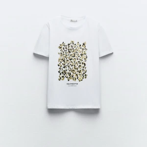 zara t-shirt - säljer en t- shirt från zara i ett jätte coolt tryck. tröjan är helt oanvänd och har till och med prislappen kvar. dessutom helt slutsålt i alla storlekar. jag har den i storlek M men passar mig som bär allt från xs till M. kontakta mig vid frågor💗