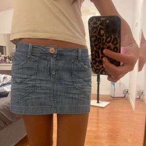 Mini jeans kjol - Midjemått 38cm, längd 27cm🩷bra skick 