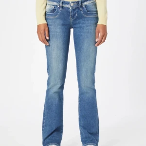 Ltb jeans - Lägger upp igen !!  Säljer nästan helt nya populära ltb jeansen då jag tycker de är för stora 🤗 Stl W27 L34, använda en gång ( lappar borttagna ) men har legat i paket sen dess ❤️ nypris 915