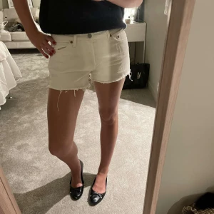 Vita Levis shorts - Säljer dessa as snygga Levis shorts pågrund av att jag råkade köpa två lika dana! Detta e mina absoluta favoriter och passar till allt!😊😊🌟🌟 de är i storlek 38 men passar 36 om man vill ha de lågmidjat!