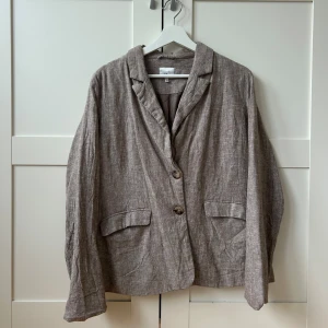 Linne-kavaj - Köpt secondhand och passar alla beroende på hur man vill att den ska sitta 