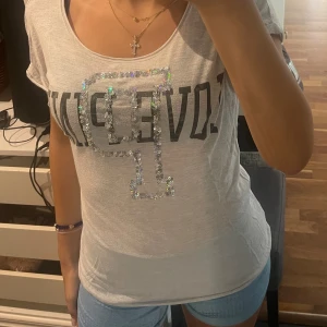 Pink T-shirt  - Använd men kan användas mycket mer!! Köpt för många år sedan!🌷 Finns noppor men inget man ser och tänker på!