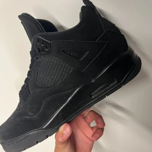 Svarta sneakers - Säljer ett par svarta sneakers i nyskick. De är tillverkade i syntetmaterial och har en normal passform. Perfekta för höst och vår!