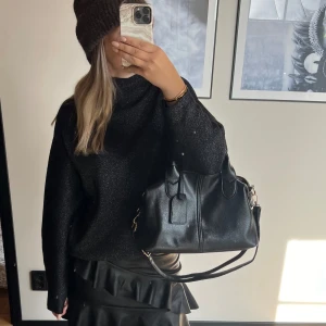 Svart glittrig stickad!  - Säljer denna super fina svarta glittriga stickade tröjan som jag köpte från Sellpy men tyvärr inte passade! Den är i nyskick från deras hemsida och endast provad hos mig 🖤