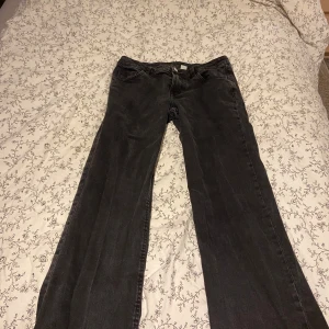 Low waist jeans - Svarta lågmidjade byxor från hm jag säljer dom för att dom inte kommer till användning de är storlek 40 men skulle säga att de är mer som 38