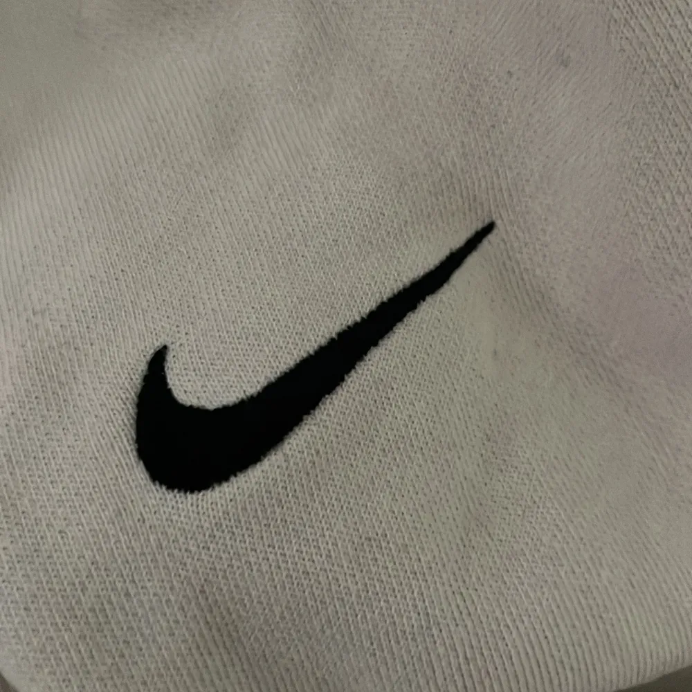 Säljer ett par bekväma beige mjukisbyxor från Nike. De har en elastisk midja och muddar vid bensluten för en skön passform. Perfekta för en avslappnad dag hemma eller lätt träning. Byxorna är i storlek M och tillverkade i Turkiet.. Jeans & Byxor.