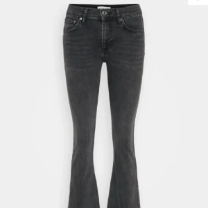 Svarta bootcut jeans - Säljer ett par snygga svarta bootcut jeans. De är i en mörk tvätt och har en klassisk femficksdesign med knapp och dragkedja fram. Perfekta för både vardag och fest!