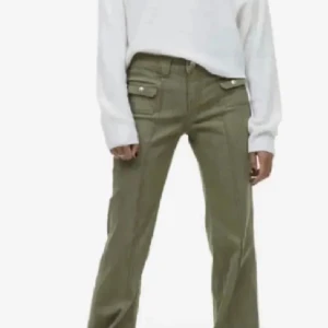 gröna jeans från hm!💖 - Så så snygga trendiga jeans från hm, används knappt för dom sitter lite för stort för mig💕