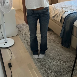 Lågmidjade jeans - Supersnygga jeans! Bra skick, köpta secondhand, står inget märke men påminner väldigt mycket om diesel jeans. Inga defekter. Är 170 cm lång  Mått: midja 39cm, innerbenslängd 88cm