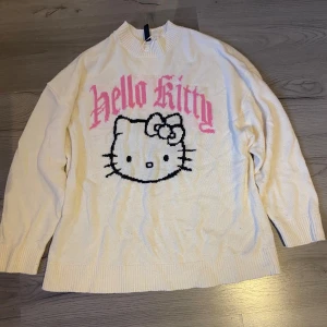 hello kitty stickad tröja💞 - den har ett litet märke på framsidan men annars är den som ny💗 