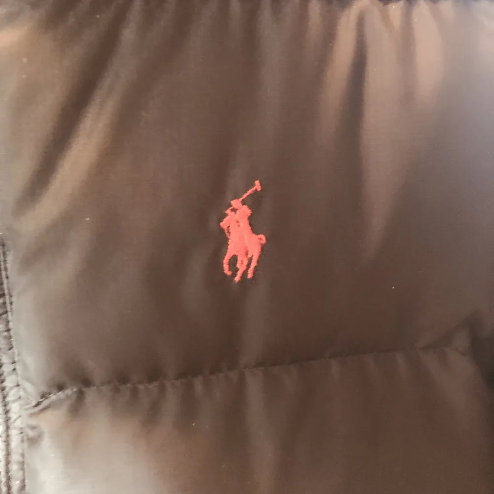 En svart Ralph lauren vinterjacka för män. Ordinariepris 3600kr. Helt oanvänd.. Jackor.