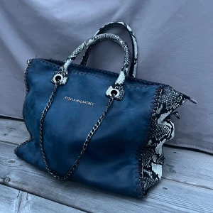 Väska  - Väska perfekt till skolstarten, man får plats med mappar och skoldator. Bra kvalitet 