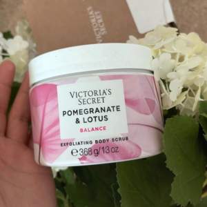 Säljer en lyxig exfolierande kroppsskrubb från Victoria's Secret med doft av granatäpple och lotus. Burken innehåller 368 g av en härlig skrubb som hjälper till att balansera och fräscha upp huden. Perfekt för en spa-dag hemma! 🌸🌸