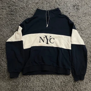 Sweatshirt  - Halv zip sweatshirt, köpt begagnad men är i ganska bra skick. Finns en fläck på det vita trycket, men det borde gå att få bort🫶🏼