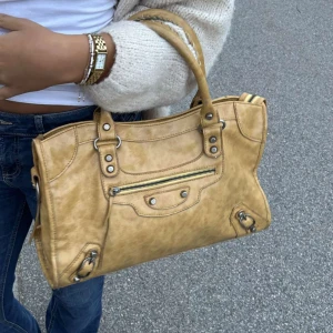 Väska - Jättesnygg populär väska. Köpt secondhand. Den saknar de långa bandet. Pris går att diskutera 💕