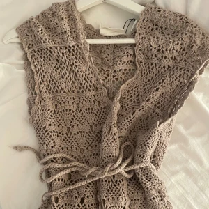 Virkad väst - Skit snygg virkad väst. Jätte snygg med till exempel en vanlig t-shirt under eller bara i sig sjölvt. Jätte bra skick! Skriv för fler bilder