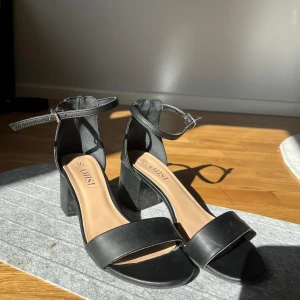  Klackskor från New yorker   -  Storlek 36 , använd några gånger Bred klack 