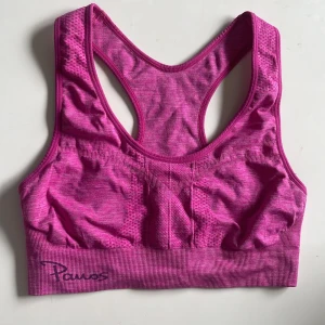 Träningsbh  - Snyggt rosa träningsbh i stl xs/s. Inga defekter, den känns som ny.