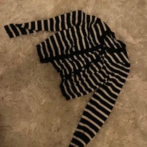 Randig fin kofta! 🦓 - Fin kofta som har blivit för liten. Bra skick! 🤍🖤