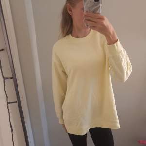 Gul oversize sweatshirt med slits ifrån Stronger. Superfin och använd ett fåtal gånger och har därför inga defekter💕