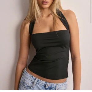 Snygg halterneck topp - Jätte snygg svart halterneck topp från Nelly med prislapp kvar, hann inte returnera den därav säljer jag den. Köpt för 249kr säljer för 200kr🌸