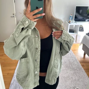 Grön jeansjacka 💚 - Väldigt bra skick då den används fåtal gånger. Jag tog väldigt mycket större storlek än vanligt då jag ville ha den oversize. Jag har vanligtvis S och på bilden har jag på mig XL. 