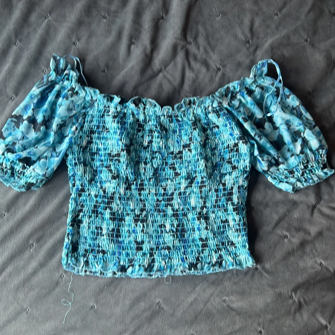 Blå blommig offshoulder topp