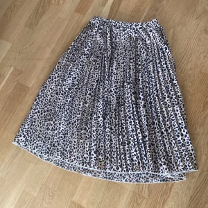 Leopardmönstrad långkjol - Säljer en superfin leopardmönstrad långkjol. Kjolen har ett elastiskt midjeband för en bekväm passform och är gjord i ett lätt och luftigt material. 🤗💕