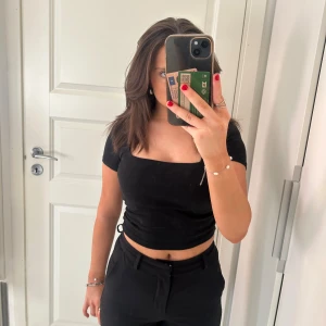 Zara topp - Säljer denna super fina topp. Den har en bra passform. Den passar superbra till både fest och till mer vardagligt. Skriv om du vill se mera bilder. Pris går att diskutera💖💖