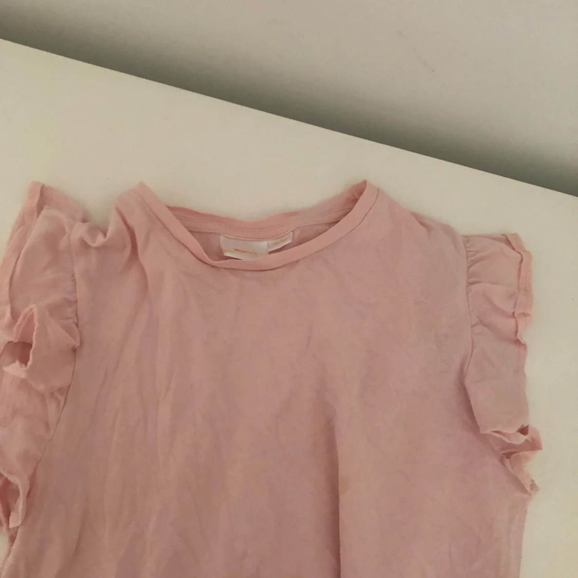 Ljusrosa topp med volangärmar - 90