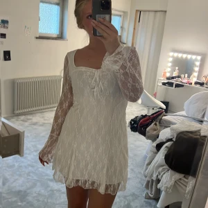 Gina Tricot klänning - En super fin spets klänning från Gina! Endast använd en gång och den är i super bra skick samt super fin🩷🩷