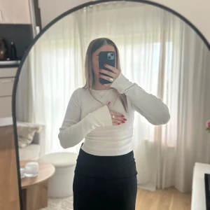 Topp - Vit topp med öppen rygg med snörning  Använd en gång ✨ perfekt skick 🌸