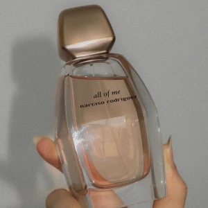 All of Me parfym från Narciso Rodriguez - Säljer en elegant och lyxig parfym från Narciso Rodriguez med namnet 'All of Me'. Perfekt för den som vill ha en sofistikerad och modern doft. Nypris: 1315 kr. Men säljer för endast 550kr! Den är 50 ML och är knappt använd. Skriv för prisförslag❤️