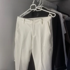 Vita kostymbyxor🙌 - Jättefina kostymbyxor från Bikbok i storlek 36  petite! Säljer pga att dom ej kommer till användning🥰 väldigt fint skick!
